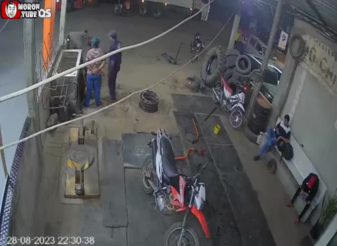 Video :Unexpected explosion in a tire store